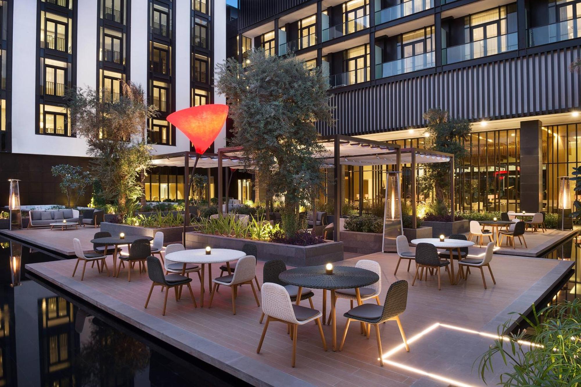 La Ville Hotel & Suites City Walk Dubai, Autograph Collection Bagian luar foto The hotel's courtyard