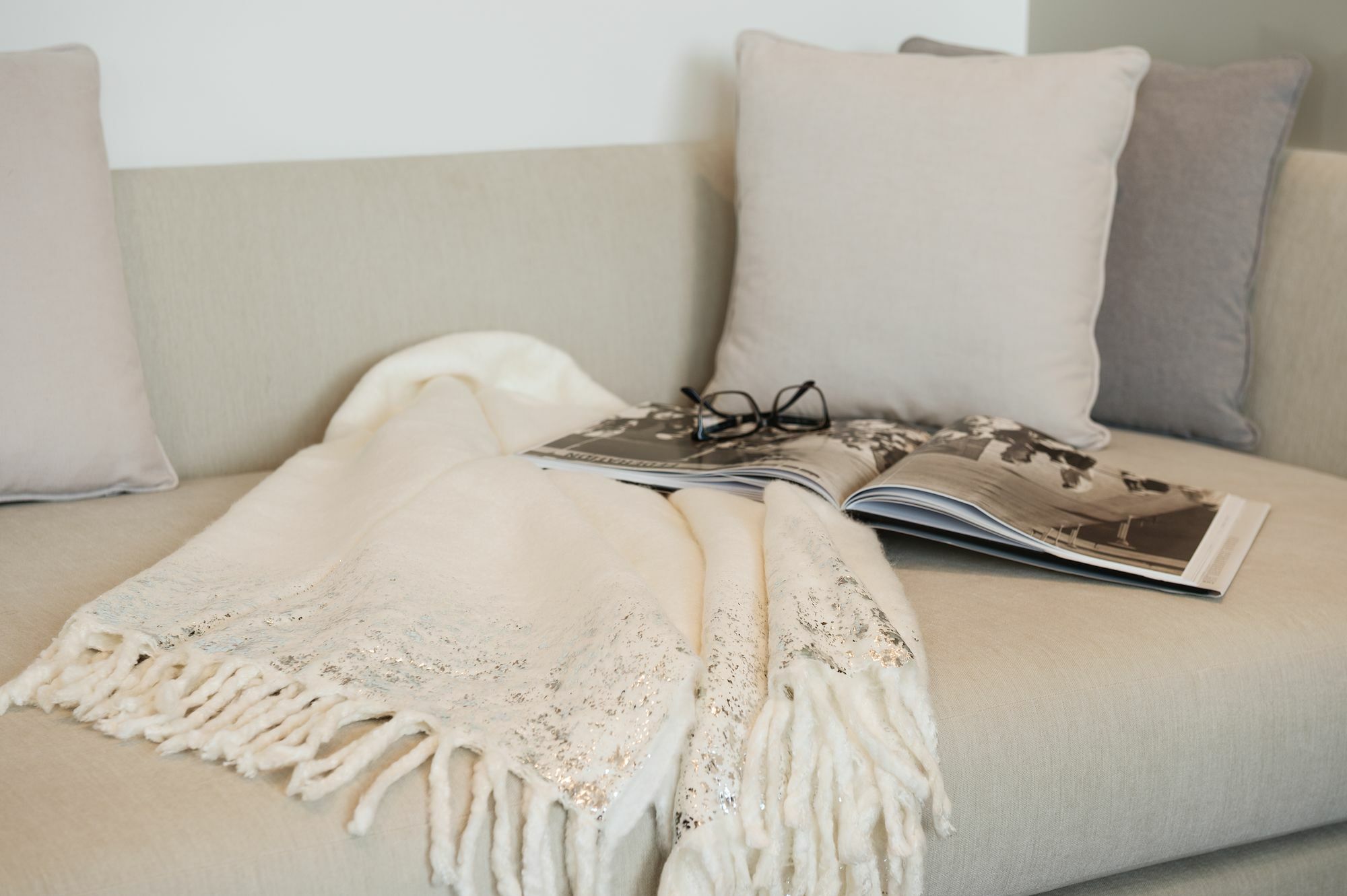 La Ville Hotel & Suites City Walk Dubai, Autograph Collection Bagian luar foto A throw on a sofa